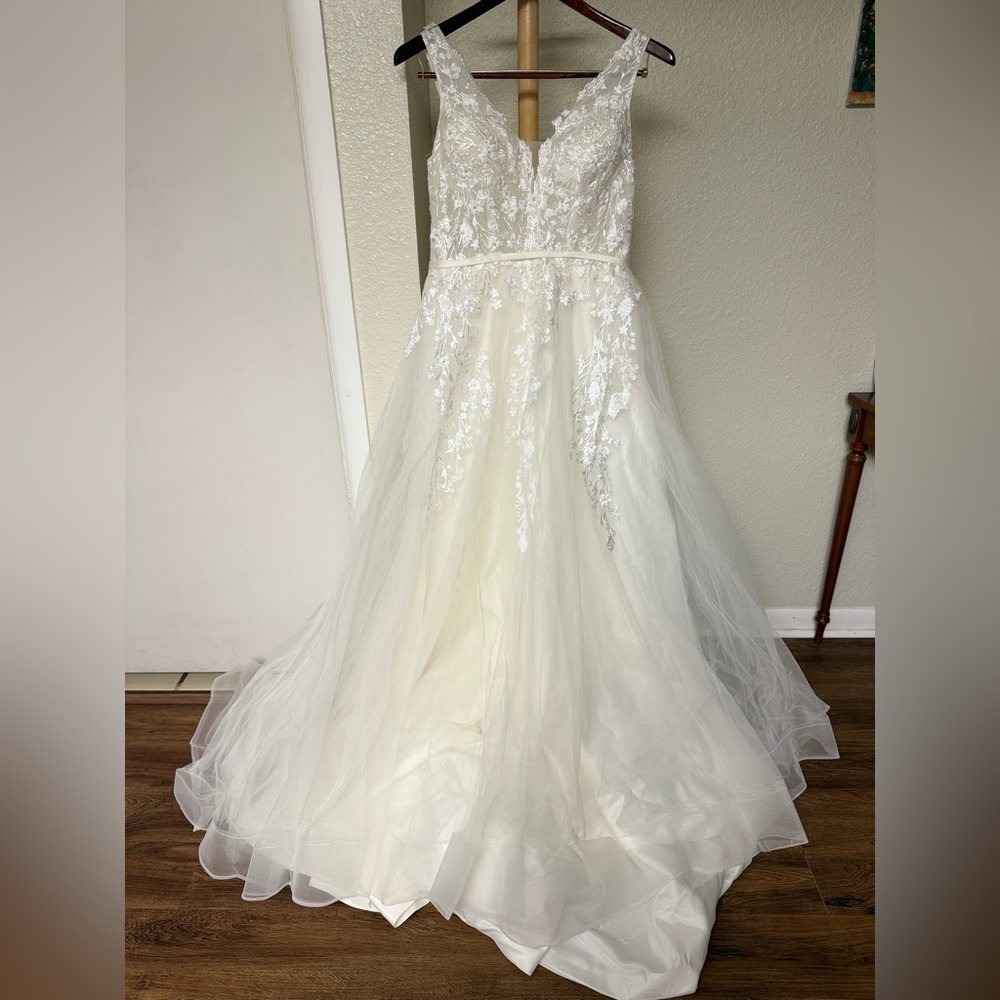 Elegant White Lace Wedding Dress